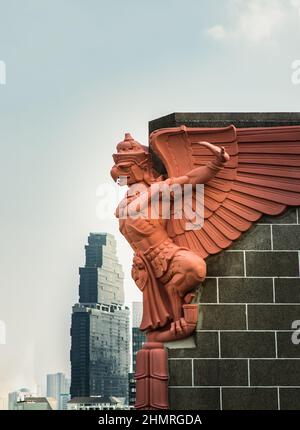 Bangkok, Tailandia. Feb - 06, 2022 : statua di garuda rossa sul muro di edificio d'angolo ( Statua di un Dio uccello gigante ) al Grand Postal Building. Messa a fuoco selettiva Foto Stock