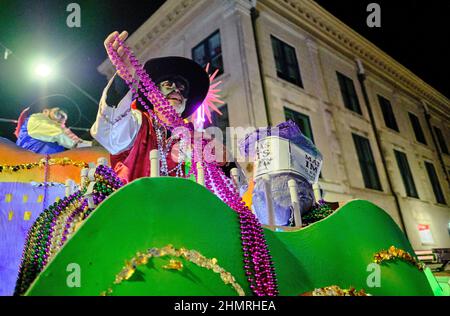 Mobile, Alabama, Stati Uniti. 11th Feb 2022. Un pilota galleggiante con i Conde Cavaliers scorre per le strade del centro di Mobile, Alabama USA come parte delle celebrazioni del Mardi Gras il 11 febbraio 2020. Questa è la prima volta in quasi due anni che una sfilata ha rotolato durante la stagione del Mardi Gras come tutte le sfilate dove annullato l'anno scorso a causa della pandemia di Covid-19. Mobile è sede della più antica celebrazione del Mardi Gras del paese, anche prima di quella di New Orleans, Louisiana. (Credit Image: © Dan Anderson/ZUMA Press Wire) Credit: ZUMA Press, Inc./Alamy Live News Foto Stock