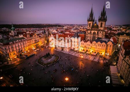 Vista aerea della Piazza della Città Vecchia e del Tempio di Tyn a Praga, Repubblica Ceca, Europa di notte Foto Stock