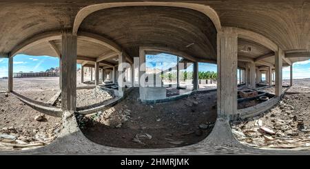 Visualizzazione panoramica a 360 gradi di panorama hdr sferico senza giunture a 360 gradi in carcassa di calcestruzzo abbandonato edificio incompiuto con colonne e scale sulla riva del mare in deser