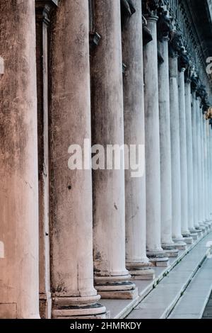 Arcade se le Procuratie nuove o nuove Procurazioni a Venezia, un colonnato in Piazza Seint Marco Foto Stock