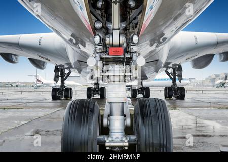 vista ravvicinata del carrello sotto un grande jet plane Foto Stock