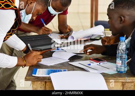 Buea, Camerun. 27th Jan 2022. I giovani partecipanti alle attività di costruzione della pace scrivono un piano di lavoro sul campo a Buea, Camerun, 27 gennaio 2022. PER ANDARE CON: 'Caratteristica: Campagna cameroniana lotta contro la violenza tra i giovani' Credit: Kepseu/Xinhua/Alamy Live News Foto Stock