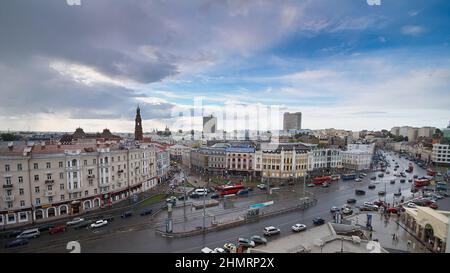 Kazan, Russia - Luglio 31 2008: Vista panoramica del centro di Kazan, Piazza Tukay. Dopo la pioggia Foto Stock