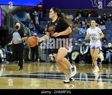 Seattle, WA, Stati Uniti. 11th Feb 2022. L'USC inoltra Alissa Pili durante la partita di pallacanestro femminile dell'NCAA tra i Trojan dell'USC e Washington Huskies all'HEC Edmundson Pavilion di Seattle, WA. L'USC sconfisse Washington 70-59. Steve Faber/CSM/Alamy Live News Foto Stock