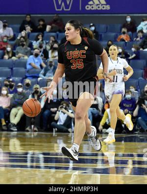 Seattle, WA, Stati Uniti. 11th Feb 2022. L'USC inoltra Alissa Pili durante la partita di pallacanestro femminile dell'NCAA tra i Trojan dell'USC e Washington Huskies all'HEC Edmundson Pavilion di Seattle, WA. L'USC sconfisse Washington 70-59. Steve Faber/CSM/Alamy Live News Foto Stock