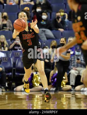 Seattle, WA, Stati Uniti. 11th Feb 2022. La guardia USC Tera Reed passa la palla durante la partita di pallacanestro femminile NCAA tra i Trojan USC e Washington Huskies all'HEC Edmundson Pavilion di Seattle, WA. L'USC sconfisse Washington 70-59. Steve Faber/CSM/Alamy Live News Foto Stock