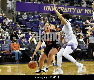 Seattle, WA, Stati Uniti. 11th Feb 2022. L'USC inoltra Alissa Pili durante la partita di pallacanestro femminile dell'NCAA tra i Trojan dell'USC e Washington Huskies all'HEC Edmundson Pavilion di Seattle, WA. L'USC sconfisse Washington 70-59. Steve Faber/CSM/Alamy Live News Foto Stock