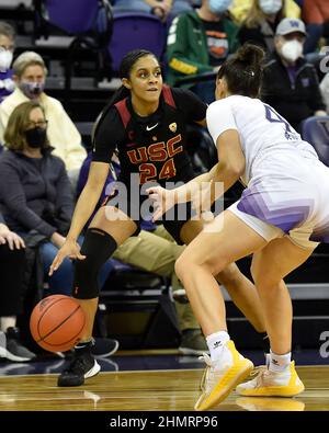 Seattle, WA, Stati Uniti. 11th Feb 2022. La guardia USC Desiree Caldwell durante la partita di pallacanestro femminile NCAA tra i Trojan USC e Washington Huskies all'HEC Edmundson Pavilion di Seattle, WA. L'USC sconfisse Washington 70-59. Steve Faber/CSM/Alamy Live News Foto Stock