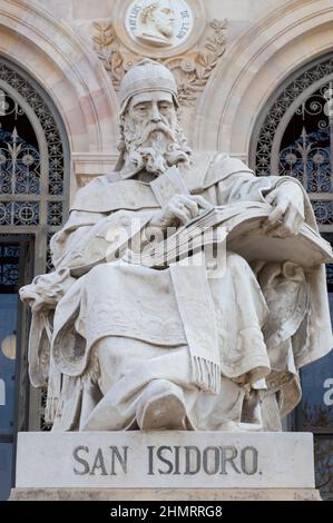 Madrid, Spagna - 6th marzo 2021: Statua di Isidore di Siviglia alla Biblioteca Nazionale di Spagna, Madrid. Studioso spagnolo medievale Foto Stock