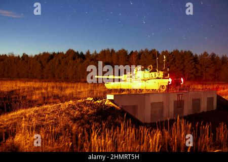 28 gennaio 2022 - Drawsko Pomorskie, Polonia - un equipaggio di carri armati M1A2 Abrams con 2nd battaglione, 34th Regiment Armored, 1st Armored Brigade Combat Team, 1st la Divisione fanteria si qualifica durante l'addestramento notturno al fuoco presso la Konotop Range, Drawsko Pomorskie, Polonia, 29 gennaio 2022. Abrams deve essere in grado di coinvolgere il nemico in qualsiasi tempo, giorno o notte, sul campo di battaglia multi-dimensionale, non lineare utilizzando la potenza di fuoco, la manovra e l'effetto shock. (Credit Image: © U.S. Army/ZUMA Press Wire Service/ZUMAPRESS.com) Foto Stock