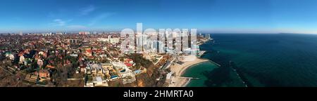 Panorama aereo il paesaggio urbano con la costa del Mar Nero annd 10 palcoscenico della Grande Fontana a Odessa Ucraina. Foto Stock