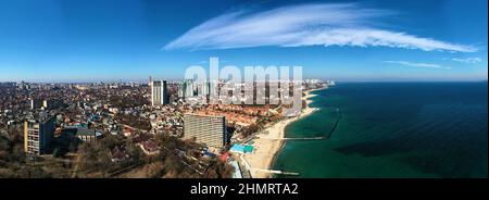 Panorama dell'aria il paesaggio urbano con la costa del Mar Nero e la sponda dorata della Grande Fontana a Odessa Ucraina. Foto Stock