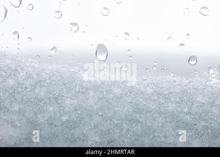 neve e gocce di pioggia dietro il calice in una mattinata d'inverno Foto Stock