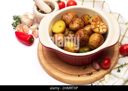 Patate al forno in una pentola di argilla isolata su sfondo bianco Foto Stock