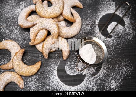 Piatto di tradizionale tedesco o austriaco Vanillekipferl vaniglia kipferl biscotti Foto Stock
