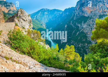 Francia Provenza, Verdon Gorge nelle Alpi francesi. Fiume turchese che scorre lungo il fondo del canyon Foto Stock