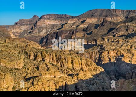 Fish Creek Canyon, Horse Mesa in Superstition Mountains dal punto di vista Fish Creek Hill su Apache Trail (strada 88), Arizona, Stati Uniti Foto Stock