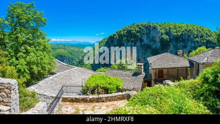 vista dalla terrazza del monastero alle montagne del peloponneso in una giornata di sole Foto Stock