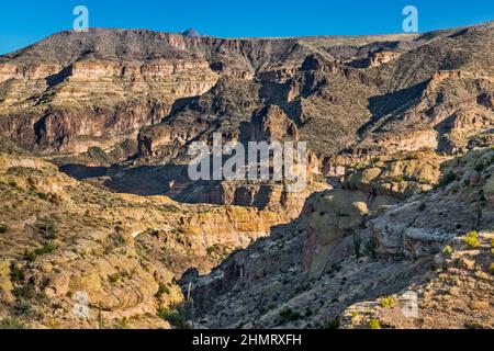 Fish Creek Canyon, Horse Mesa in Superstition Mountains dal punto di vista Fish Creek Hill su Apache Trail (strada 88), Arizona, Stati Uniti Foto Stock