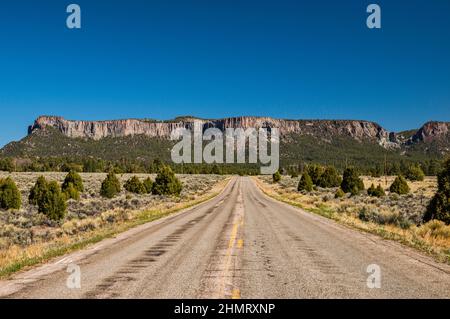 Altopiano senza nome in Chuska Mountains, Indian Route 12, Dine Tah Among the People Scenic Road, Near Crystal, Navajo Nation, New Mexico, USA Foto Stock