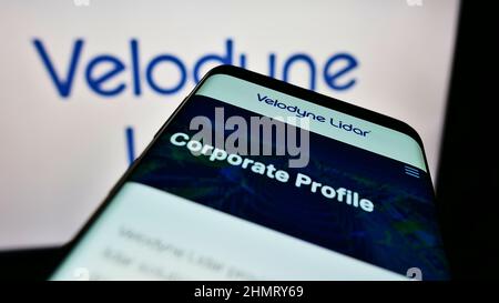 Telefono cellulare con pagina web della società di tecnologia americana Velodyne Lidar Inc. Sullo schermo di fronte al logo. Mettere a fuoco sulla parte superiore sinistra del display del telefono. Foto Stock