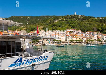 Baska, Croazia - 4th settembre 2021. La città meridionale dell'isola di Krk, Baska, nella contea di Primorje-Gorski Kotar, nella Croazia occidentale. Chiesa Battista di San Giovanni in collina Foto Stock