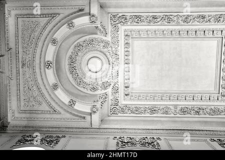Soffitto decorativo in gesso nella cappella, progettato da Wren, al Pembroke college, università di Cambridge, Inghilterra. Foto Stock