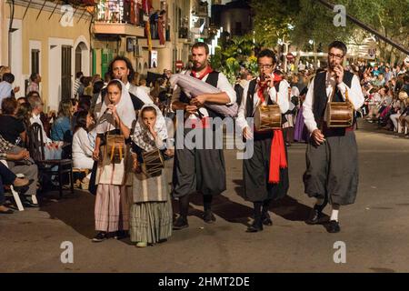 musicos con tradicional, fiestas de la Beata, vinculadas con la beatificación de Sor Caterina Tomàs. Santa Margalida. Maiorca. Isole Balneari Foto Stock