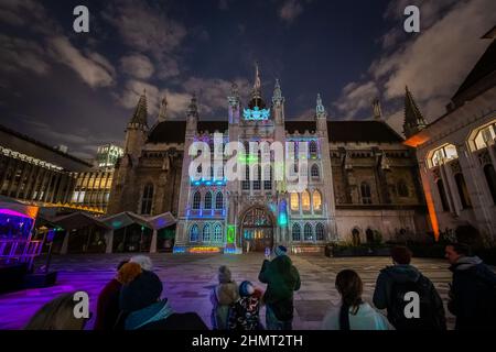 Londra, Regno Unito. 11th Feb 2022. ‘Keys of Light’ di Beam in Guildhall Yard, parte delle installazioni interattive di suoni e luci di City Lights che trasformano cinque siti attraverso il Square Mile dal 11 al 20th febbraio. Ogni nota suonata su un pianoforte genera un impulso di luce, Trasformare l'architettura della Guildhall in un'opera d'arte in continua evoluzione. City Lights è presentato dal Sindaco di Londra e fa parte della stagione Let’s Do London ‘Spring into London’ di eventi e attività che si svolgono in tutta la città. Credit: Guy Corbishley/Alamy Live News Foto Stock