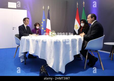 Brest, Francia 11th Feb, 2022. Le président Emmanuel Macron lors d'un entertitien avec Abdel Fattah al-Sissi, le président de l'Egypte durant le sommet il vertice One Planet per l'Oceano à Brest le 11 février 2022 il presidente Emmanuel Macron durante un incontro con Abdel Fattah al-Sissi, Il Presidente dell'Egitto durante il Summit One Planet per l'Oceano a Brest il 11 febbraio 2022 Foto di Stephane Lemouton/Pool/ABACAPRESS.COM Credit: Abaca Press/Alamy Live News Foto Stock