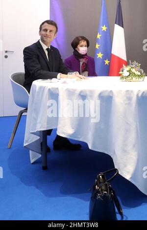 Brest, Francia 11th Feb, 2022. Le président Emmanuel Macron lors d'un entertitien avec Abdel Fattah al-Sissi, le président de l'Egypte durant le sommet il vertice One Planet per l'Oceano à Brest le 11 février 2022 il presidente Emmanuel Macron durante un incontro con Abdel Fattah al-Sissi, Il Presidente dell'Egitto durante il Summit One Planet per l'Oceano a Brest il 11 febbraio 2022 Foto di Stephane Lemouton/Pool/ABACAPRESS.COM Credit: Abaca Press/Alamy Live News Foto Stock