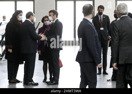 Brest, Francia 11th Feb, 2022. Le président Emmanuel Macron lors d'un entertitien avec Abdel Fattah al-Sissi, le président de l'Egypte durant le sommet il vertice One Planet per l'Oceano à Brest le 11 février 2022 il presidente Emmanuel Macron durante un incontro con Abdel Fattah al-Sissi, Il Presidente dell'Egitto durante il Summit One Planet per l'Oceano a Brest il 11 febbraio 2022 Foto di Stephane Lemouton/Pool/ABACAPRESS.COM Credit: Abaca Press/Alamy Live News Foto Stock