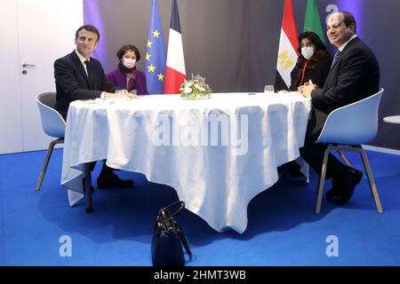 Brest, Francia 11th Feb, 2022. Le président Emmanuel Macron lors d'un entertitien avec Abdel Fattah al-Sissi, le président de l'Egypte durant le sommet il vertice One Planet per l'Oceano à Brest le 11 février 2022 il presidente Emmanuel Macron durante un incontro con Abdel Fattah al-Sissi, Il Presidente dell'Egitto durante il Summit One Planet per l'Oceano a Brest il 11 febbraio 2022 Foto di Stephane Lemouton/Pool/ABACAPRESS.COM Credit: Abaca Press/Alamy Live News Foto Stock