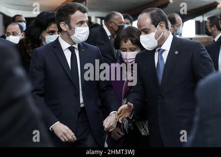 Brest, Francia 11th Feb, 2022. Le président Emmanuel Macron lors d'un entertitien avec Abdel Fattah al-Sissi, le président de l'Egypte durant le sommet il vertice One Planet per l'Oceano à Brest le 11 février 2022 il presidente Emmanuel Macron durante un incontro con Abdel Fattah al-Sissi, Il Presidente dell'Egitto durante il Summit One Planet per l'Oceano a Brest il 11 febbraio 2022 Foto di Stephane Lemouton/Pool/ABACAPRESS.COM Credit: Abaca Press/Alamy Live News Foto Stock