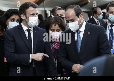 Brest, Francia 11th Feb, 2022. Le président Emmanuel Macron lors d'un entertitien avec Abdel Fattah al-Sissi, le président de l'Egypte durant le sommet il vertice One Planet per l'Oceano à Brest le 11 février 2022 il presidente Emmanuel Macron durante un incontro con Abdel Fattah al-Sissi, Il Presidente dell'Egitto durante il Summit One Planet per l'Oceano a Brest il 11 febbraio 2022 Foto di Stephane Lemouton/Pool/ABACAPRESS.COM Credit: Abaca Press/Alamy Live News Foto Stock