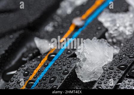Auto pneumatico con neve e gocce di pioggia in inverno Foto Stock