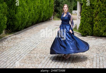 Bella ragazza in elegante abito ultramarino. Pronto per la sua notte di Prom. Foto Stock