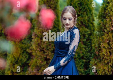 Bella ragazza in elegante abito ultramarino. Pronto per la sua notte di Prom. Foto Stock