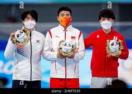 PECHINO, CINA - FEBBRAIO 12: Junho Kim della Corea del Sud vincitore della medaglia d'argento, Tingyu Gao della Cina vincitore della medaglia d'oro, Wataru Morishige del Giappone vincitore della medaglia di Brons che gareggia sugli uomini 500m durante i Giochi Olimpici di Pechino 2022 al National Speed Skating Oval il 12 febbraio 2022 a Pechino, Cina (Foto di Douwe Bijlsma/Orange Pictures) NOCNSF Foto Stock