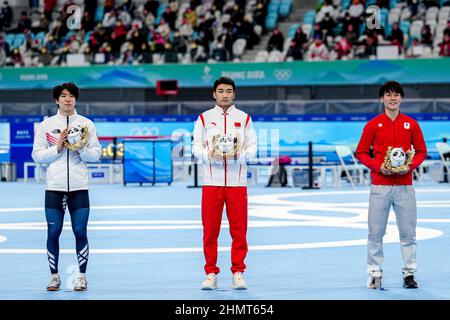 PECHINO, CINA - FEBBRAIO 12: Junho Kim della Corea del Sud vincitore della medaglia d'argento, Tingyu Gao della Cina vincitore della medaglia d'oro, Wataru Morishige del Giappone vincitore della medaglia di Brons che gareggia sugli uomini 500m durante i Giochi Olimpici di Pechino 2022 al National Speed Skating Oval il 12 febbraio 2022 a Pechino, Cina (Foto di Douwe Bijlsma/Orange Pictures) NOCNSF Foto Stock