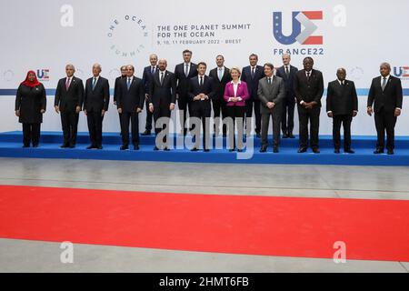 Brest, Francia. 11th Feb 2022. Photo de famille des participants au sommet 'la cima dell'unico pianeta per l'oceano' à Brest le 11 février 2022 autour du président Emmanuel Macron et de Ursula von der Leyen, présidente de la Commission européenne. © Stéphane Lemouton / Bestimage il presidente francese Emmanuel Macron (C) pone con i capi di stato un quadro di famiglia prima della sessione di alto livello del vertice dell'Oceano unico che cerca di innalzare le ambizioni della comunità internazionale di proteggere il Sealife, Ridurre l'inquinamento plastico e affrontare l'impatto del cambiamento climatico nel porto nord-occidentale della Francia Foto Stock