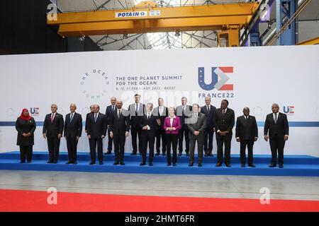 Brest, Francia. 11th Feb 2022. Photo de famille des participants au sommet 'la cima dell'unico pianeta per l'oceano' à Brest le 11 février 2022 autour du président Emmanuel Macron et de Ursula von der Leyen, présidente de la Commission européenne. © Stéphane Lemouton / Bestimage il presidente francese Emmanuel Macron (C) pone con i capi di stato un quadro di famiglia prima della sessione di alto livello del vertice dell'Oceano unico che cerca di innalzare le ambizioni della comunità internazionale di proteggere il Sealife, Ridurre l'inquinamento plastico e affrontare l'impatto del cambiamento climatico nel porto nord-occidentale della Francia Foto Stock