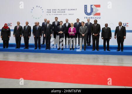 Brest, Francia. 11th Feb 2022. Photo de famille des participants au sommet 'la cima dell'unico pianeta per l'oceano' à Brest le 11 février 2022 autour du président Emmanuel Macron et de Ursula von der Leyen, présidente de la Commission européenne. © Stéphane Lemouton / Bestimage il presidente francese Emmanuel Macron (C) pone con i capi di stato un quadro di famiglia prima della sessione di alto livello del vertice dell'Oceano unico che cerca di innalzare le ambizioni della comunità internazionale di proteggere il Sealife, Ridurre l'inquinamento plastico e affrontare l'impatto del cambiamento climatico nel porto nord-occidentale della Francia Foto Stock