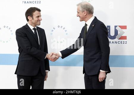 Brest, Francia. 11th Feb 2022. Le président de la République franaise, Emmanuel Macron accueille le Premier ministre croate Andrej Plenkovic lors du one Ocean Summit, qui vice à relever les experimes de la communauté internationale pour protéger la vie marine, réduire la Pollution plantique et lutter contre l'impact du changement climatique, Dans la ville portuaire de Brest, Francia, le février 11, 2022. Il Presidente francese Emmanuel Macron durante il Vertice sull'Oceano unico, che cerca di innalzare le ambizioni della comunità internazionale di proteggere la vita marina, ridurre l'inquinamento plastico e affrontare l'impatto del cl Foto Stock