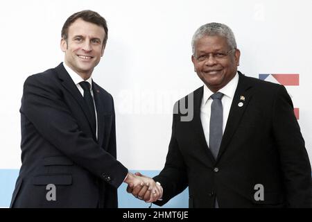 Brest, Francia. 11th Feb 2022. Le président de la République franaise, Emmanuel Macron accueille le président des Seychelles Wavel Ramkalawan lors du one Ocean Summit, qui vice à relever les excities de la communauté internationale pour protéger la vie marine, réduire la Pollution plantique et lutter contre l'impact du changement climatique, Dans la ville portuaire de Brest, Francia, le février 11, 2022. Il Presidente francese Emmanuel Macron durante il Vertice sull'Oceano unico, che cerca di innalzare le ambizioni della comunità internazionale di proteggere il Sealife, ridurre l'inquinamento plastico e affrontare l'impatto della c Foto Stock