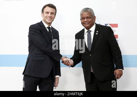 Brest, Francia. 11th Feb 2022. Le président de la République franaise, Emmanuel Macron accueille le président des Seychelles Wavel Ramkalawan lors du one Ocean Summit, qui vice à relever les excities de la communauté internationale pour protéger la vie marine, réduire la Pollution plantique et lutter contre l'impact du changement climatique, Dans la ville portuaire de Brest, Francia, le février 11, 2022. Il Presidente francese Emmanuel Macron durante il Vertice sull'Oceano unico, che cerca di innalzare le ambizioni della comunità internazionale di proteggere il Sealife, ridurre l'inquinamento plastico e affrontare l'impatto della c Foto Stock