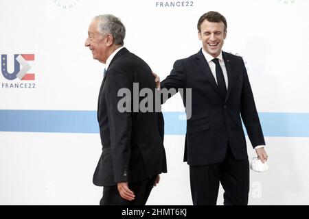 Brest, Francia. 11th Feb 2022. Le président de la République franaise, Emmanuel Macron accueille Marcelo Rebelo de Sousa, président du Portugal lors du One Ocean Summit, qui vice à relever les experimes de la communauté internationale pour protéger la vie marine, réduire la Pollution et lutter contre l'impact du changement climatique, Dans la ville portuaire de Brest, Francia, le février 11, 2022. Il Presidente francese Emmanuel Macron durante il Vertice sull'Oceano unico, che cerca di innalzare le ambizioni della comunità internazionale di proteggere il sistema di protezione della vita marina, ridurre l'inquinamento plastico e affrontare l'impatto di Foto Stock