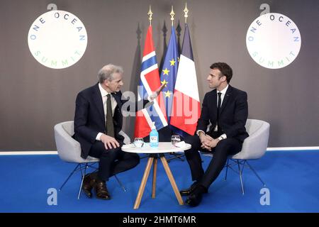 Brest, Francia. 11th Feb 2022. Le président de la république, Emmanuel Macron s'entritient avec le Premier ministre norvégien Jonas Gahr Store durant le One Ocean Summit, Brest, Francia, le 11 février 2022. Photo by © Stéphane Lemouton/Pool/ABACAPRESS.COM Credit: Abaca Press/Alamy Live News Foto Stock