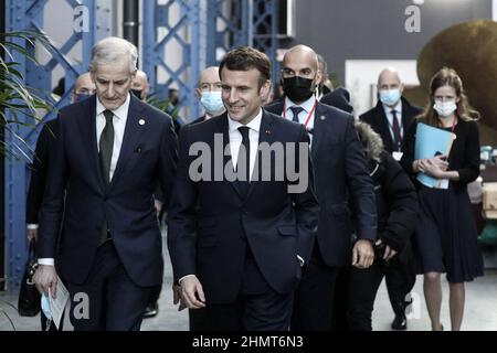 Brest, Francia. 11th Feb 2022. Le président de la république, Emmanuel Macron s'entritient avec le Premier ministre norvégien Jonas Gahr Store durant le One Ocean Summit, Brest, Francia, le 11 février 2022. Photo by © Stéphane Lemouton/Pool/ABACAPRESS.COM Credit: Abaca Press/Alamy Live News Foto Stock